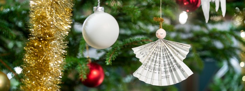 Utsnitt av et pyntet juletre